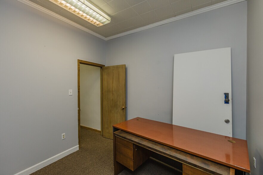 More Photos Of 724 N Main St, Newton Storefront For Sale