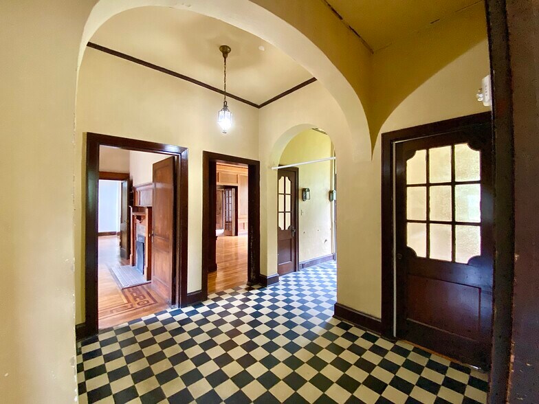 More Photos Of 219 N Broadway St, Tupelo General Retail For Lease