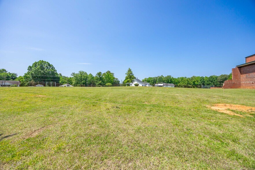 More Photos Of 217 E Aiken Rd, Eden Showroom For Lease