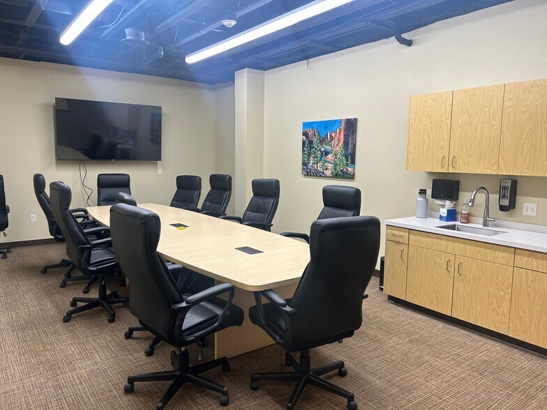 More Photos Of 2500 NE Twin Knolls Dr, Bend Medical For Lease
