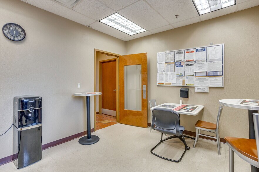 More Photos Of 3500 Noble Ave, Fort Worth Flex For Lease