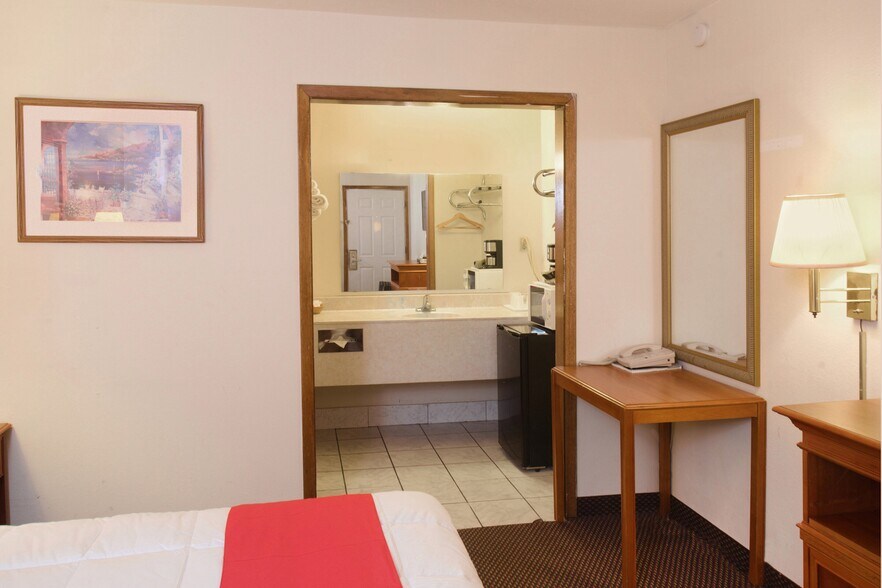 More Photos Of 823 NE Hwy 54, Guymon Hotel For Sale