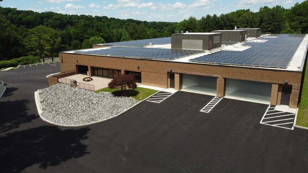 More Photos Of 1 Zeiss Dr, Thornwood Showroom For Lease