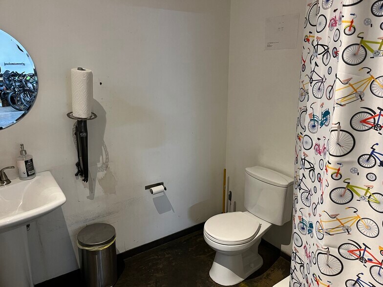 More Photos Of 345 Sorauren Ave, Toronto Office For Lease