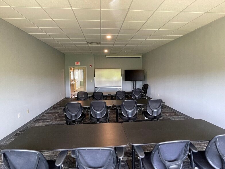 More Photos Of 1482 Erie Blvd, Schenectady Office For Lease