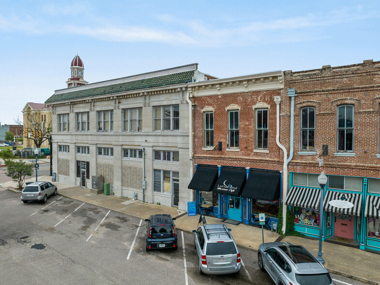 Primary Photo Of 318 N Main St, Bonham Restaurant For Sale