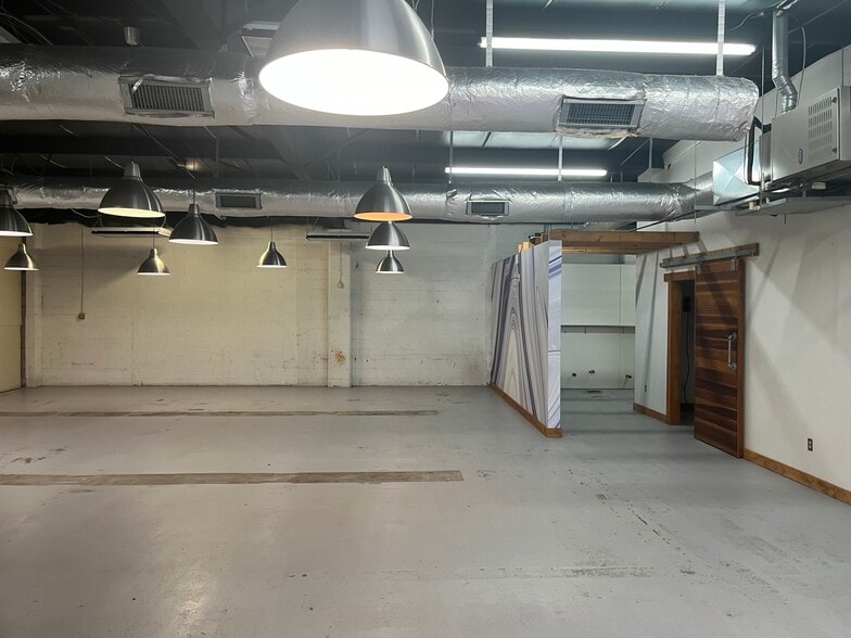 More Photos Of 7301 N Classen Blvd, Oklahoma City General Retail For Lease