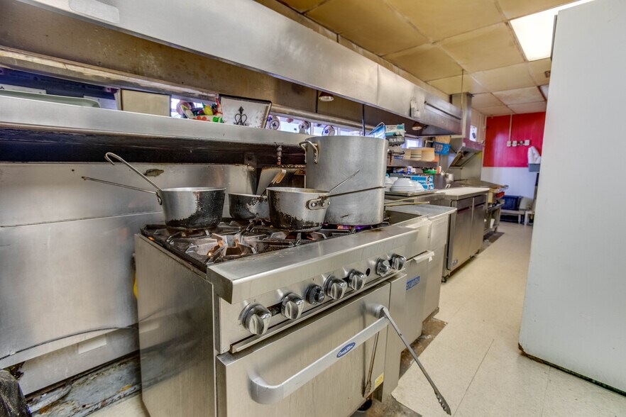 More Photos Of 2915 Market St, Baytown General Retail For Sale