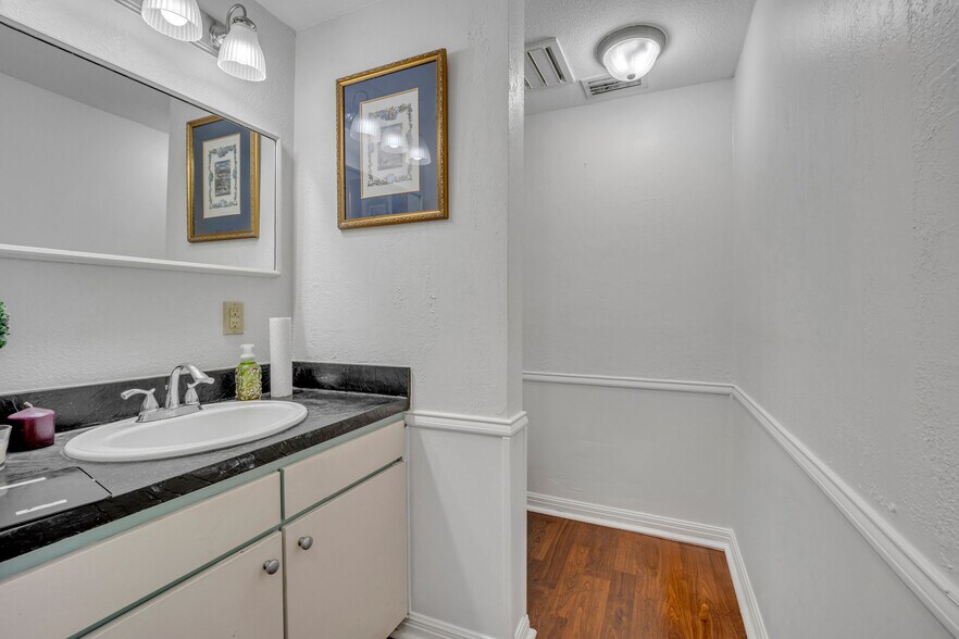 More Photos Of 721 W Abram St, Arlington Medical For Lease