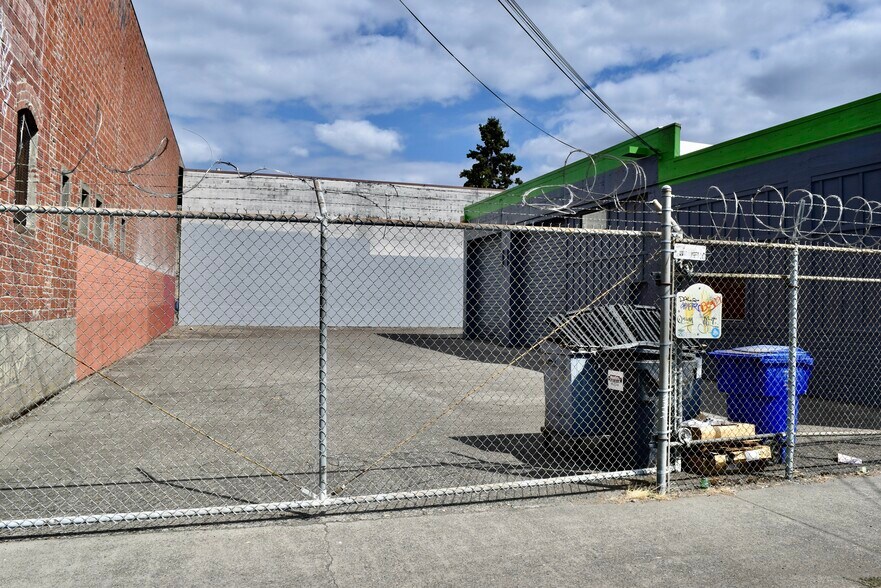 More Photos Of 55 SE Main St, Portland Warehouse For Lease