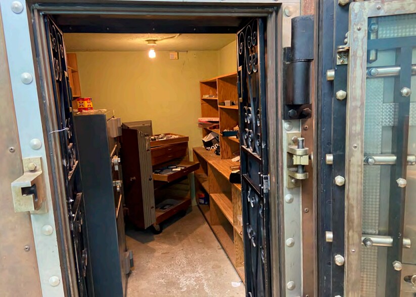 More Photos Of 2266 Orchard Lake Rd, Sylvan Lake Freestanding For Sale