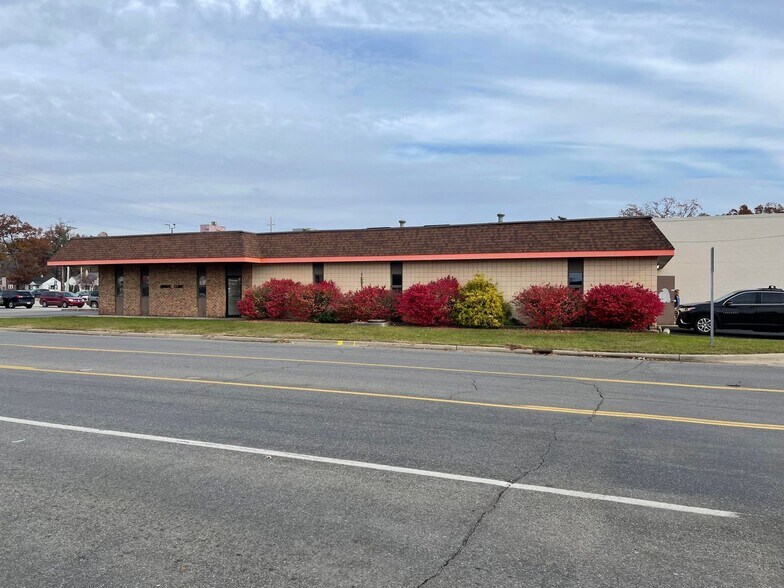 More Photos Of 2007 E Apple Ave, Muskegon Medical For Sale