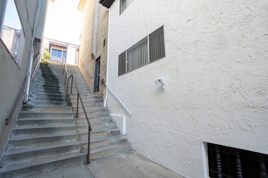 More Photos Of 332 Culver Blvd, Playa del Rey Apartments For Sale