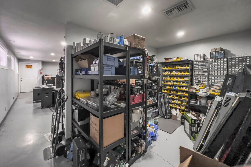 More Photos Of 22520-22522 Ventura Blvd, Woodland Hills Storefront Retail Office For Lease