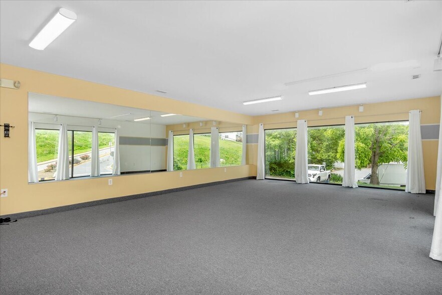 More Photos Of 104 W Ridgeville Blvd, Mount Airy Storefront Retail Office For Sale