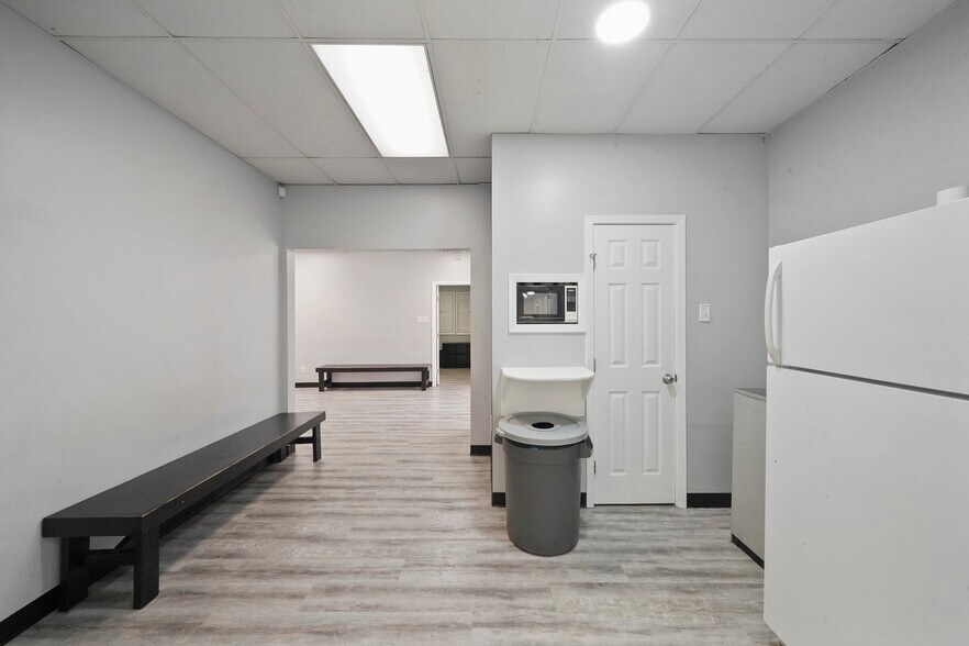 More Photos Of 25020 Oakhurst Dr, Spring Warehouse For Sale