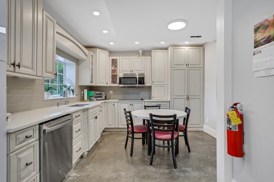 More Photos Of 1385 English St NW, Atlanta Warehouse For Sale