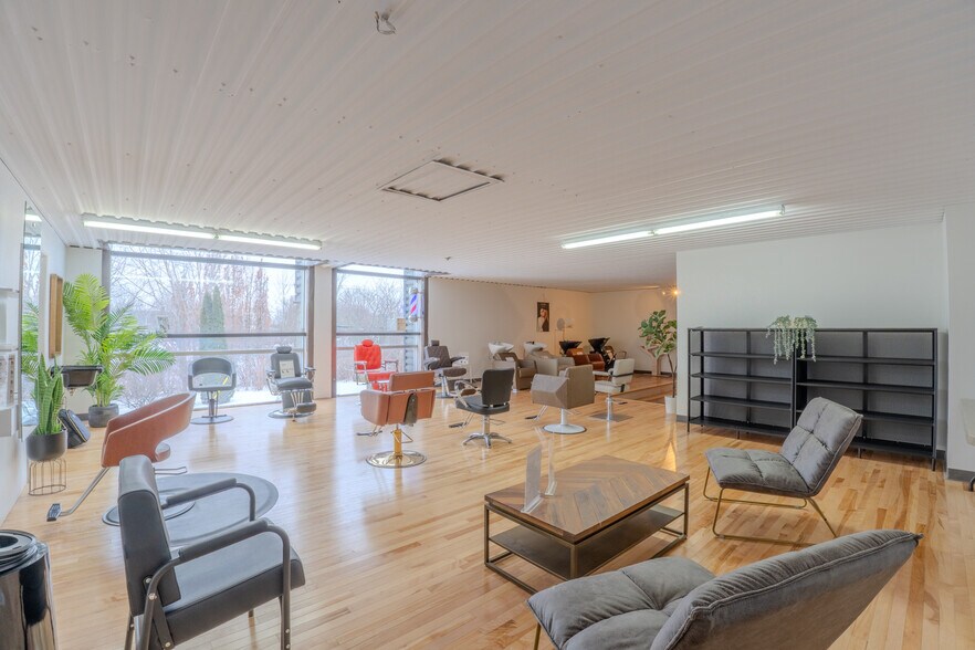 More Photos Of 525 Rue Sagard, St-Bruno-de-Montarville Warehouse For Lease
