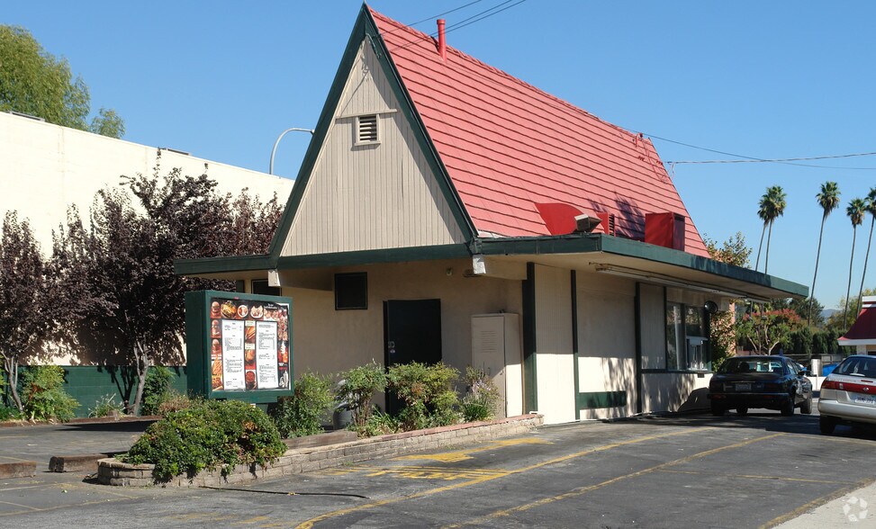 Primary Photo Of 817 N Lake Ave, Pasadena Fast Food For Lease