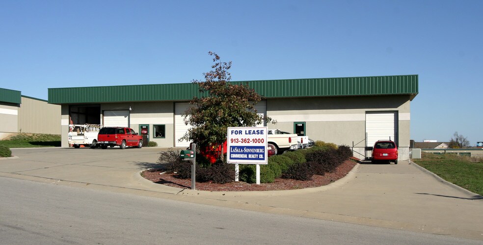 More Photos Of 1109-1113 Valley Ridge Dr, Grain Valley Warehouse For Lease