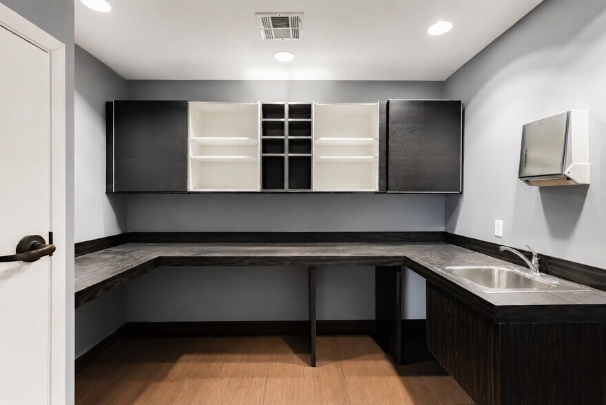 More Photos Of 714 S 4th St, Las Vegas Medical For Sale