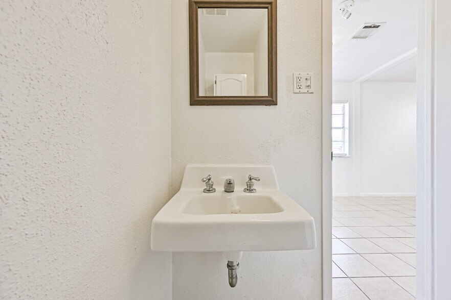 More Photos Of 5001 Luella Ave, Deer Park Office For Sale