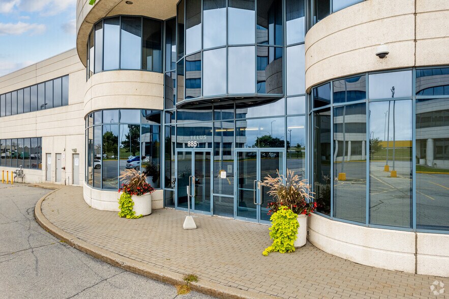 More Photos Of 8851 Rte Transcanadienne, Saint-Laurent Office For Lease