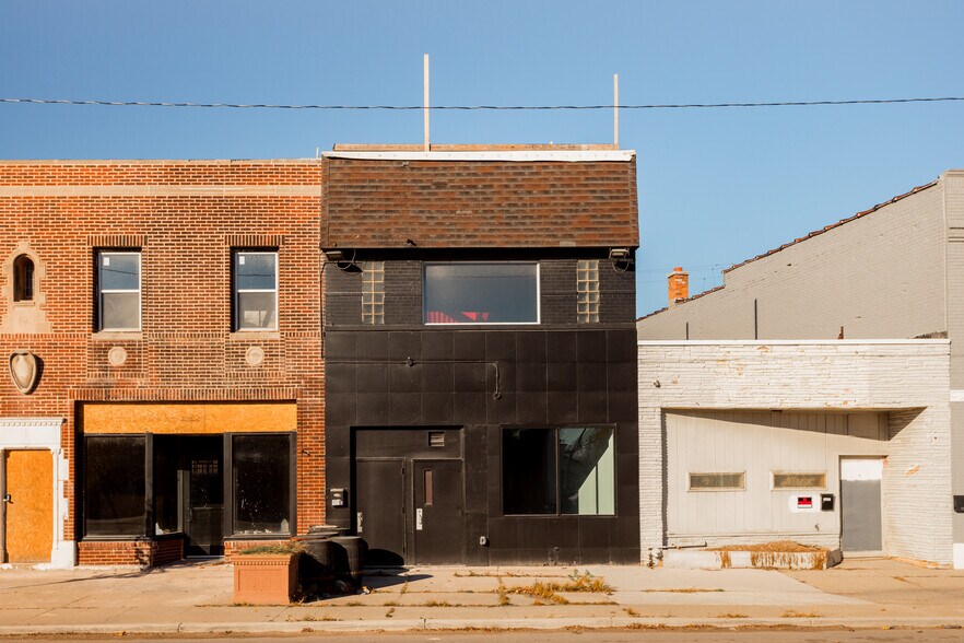 More Photos Of 15421 Mack Ave, Detroit Bar For Sale