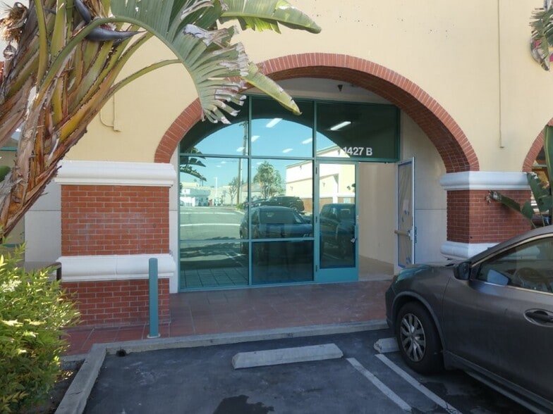 More Photos Of 1427 W Glenoaks Blvd, Glendale General Retail For Lease