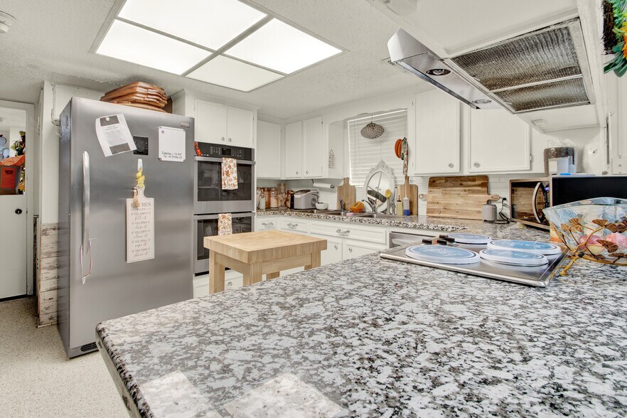 More Photos Of 17127 Red Oak Dr, Houston Flex For Sale