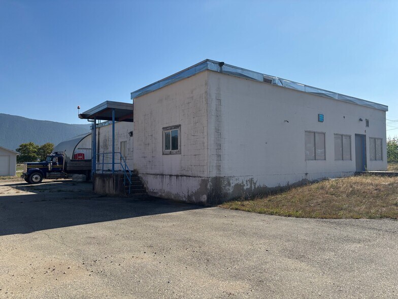 More Photos Of 1315 Tappen Valley Rd, Tappen Warehouse For Lease