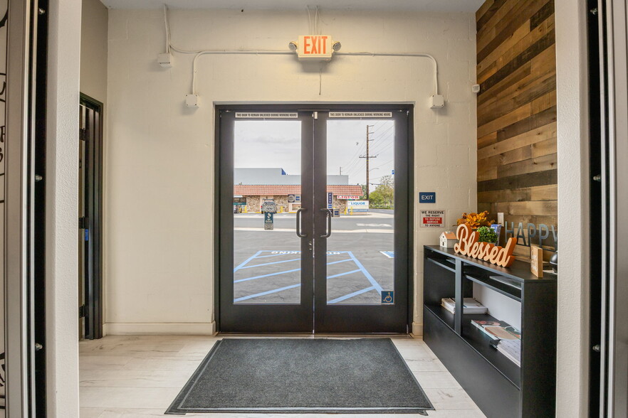 More Photos Of 20605 Soledad Canyon Rd, Canyon Country Office For Sale