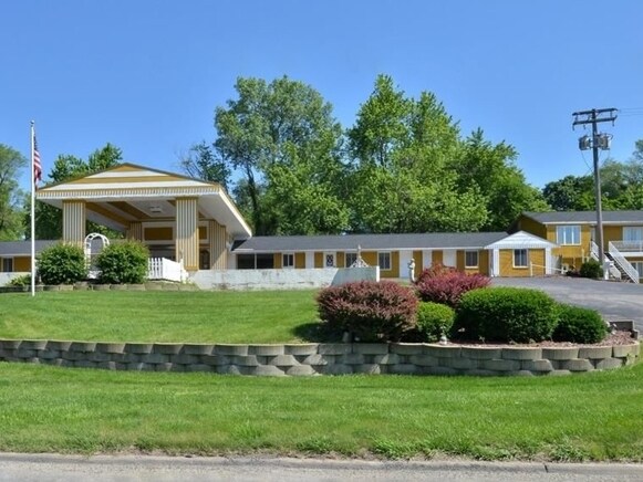 Primary Photo Of 1315 A Ave E, Oskaloosa Hotel For Sale