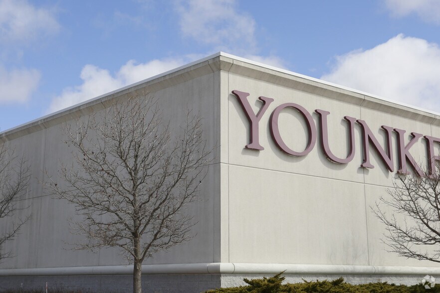 More Photos Of 5505-5688 S Harvey St, Muskegon Department Store For Lease