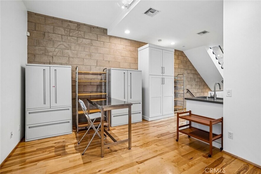 More Photos Of 717 N Highland Ave, Los Angeles Light Distribution For Sale