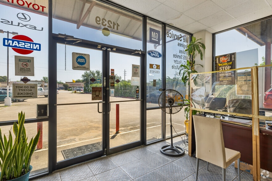 More Photos Of 11239 Veterans Memorial Dr, Houston Auto Repair For Sale