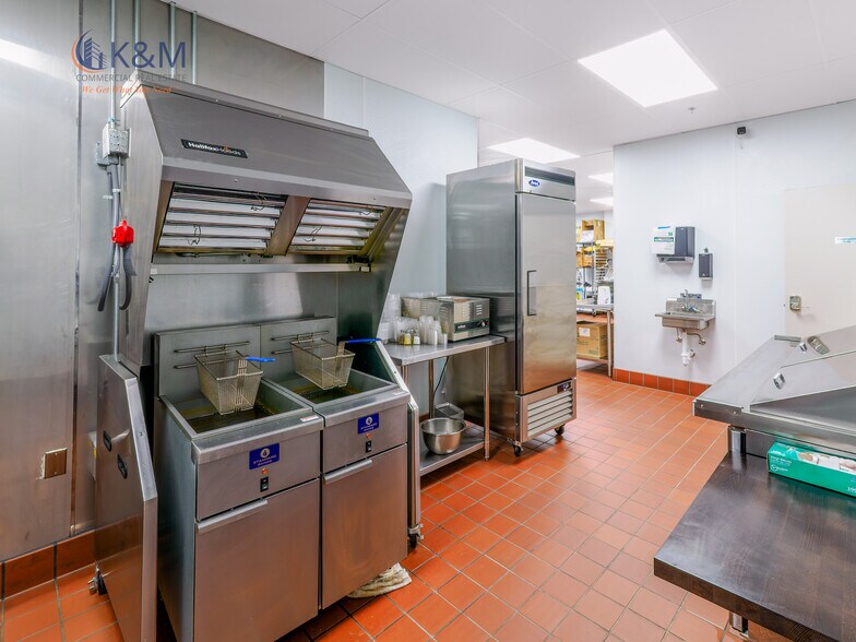 More Photos Of 9412 Battle St, Manassas General Retail For Lease