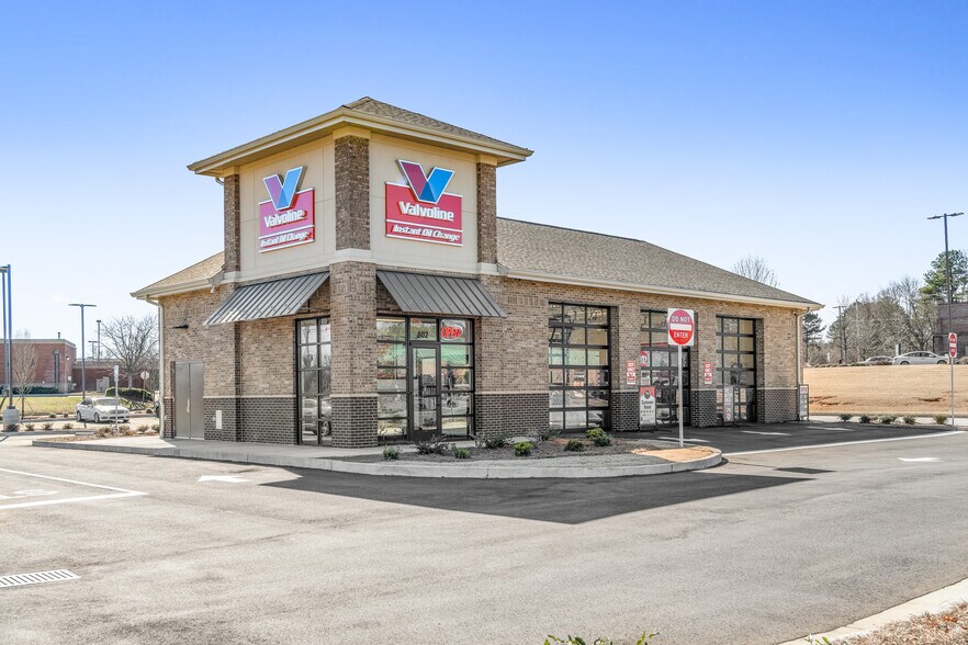 More Photos Of 802 Glynn St N, Fayetteville Auto Repair For Sale