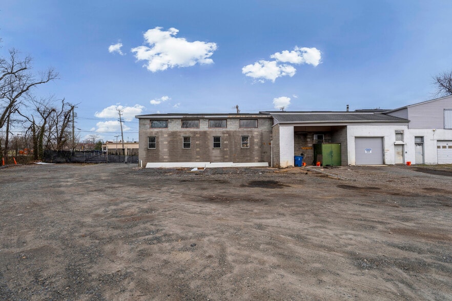 More Photos Of 1923 Old Eastern Ave, Essex Service For Lease