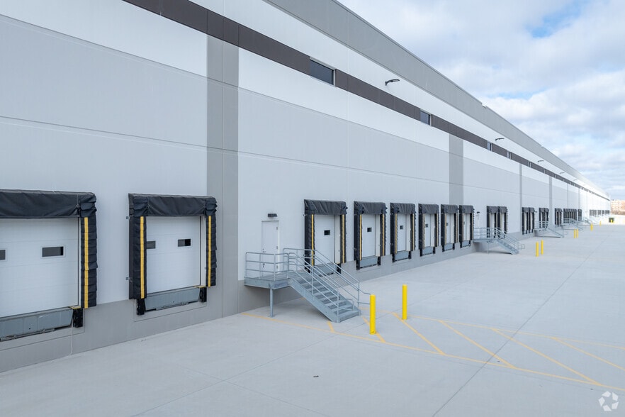 More Photos Of 21500 Gateway Dr, Matteson Manufacturing For Lease