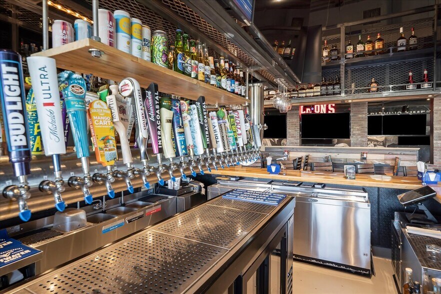 More Photos Of 8550 Napolo Dr, Melbourne Restaurant For Sale