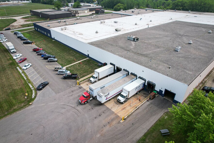 More Photos Of 1007 S 12th St, Watertown Warehouse For Lease