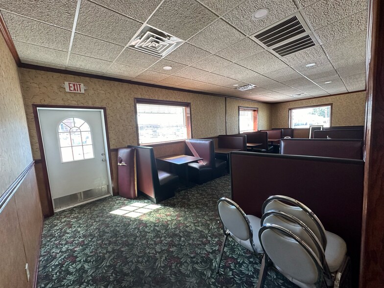 More Photos Of 102 E Park St, Taylorville Freestanding For Sale