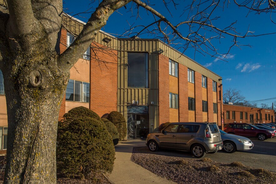More Photos Of 21 Highland Cir, Needham Office For Lease