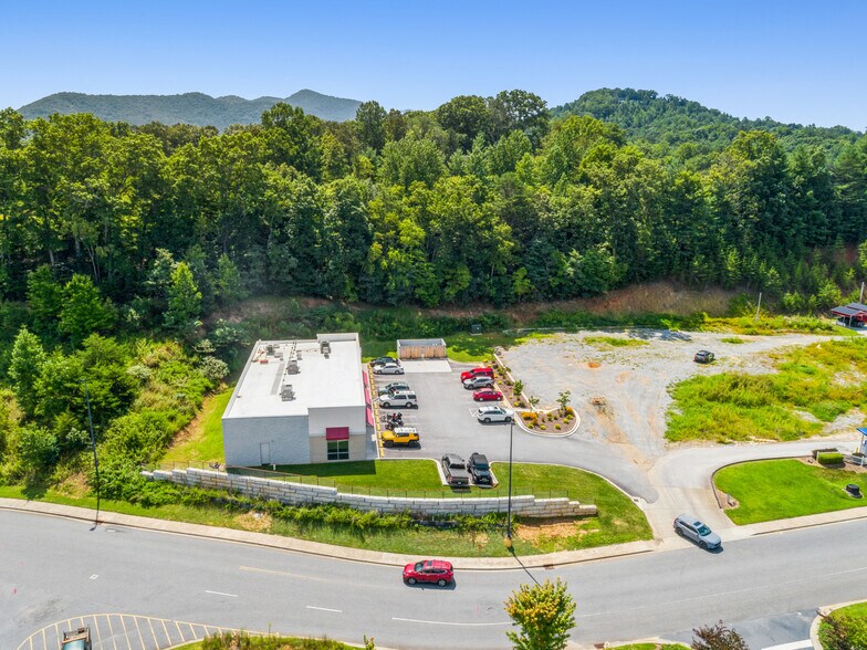 More Photos Of 31 Berry Blvd, Franklin Freestanding For Sale