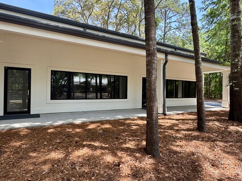 More Photos Of 70 Capital Dr, Hilton Head Island Showroom For Sale