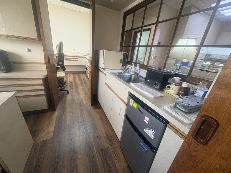 More Photos Of 5567 Reseda Blvd, Tarzana Medical For Sale