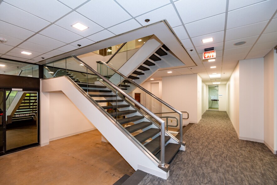 More Photos Of 104 Decker Ct, Irving Unknown For Lease