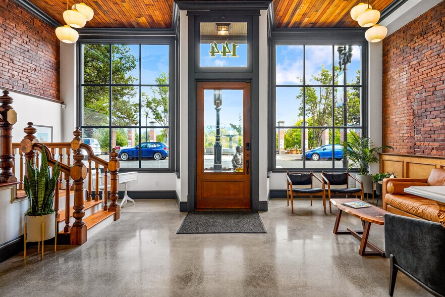 More Photos Of 144 S Main St, Independence Storefront Retail Office For Sale