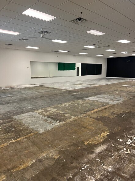 More Photos Of 5101-5125 S 36th St, Omaha Freestanding For Lease